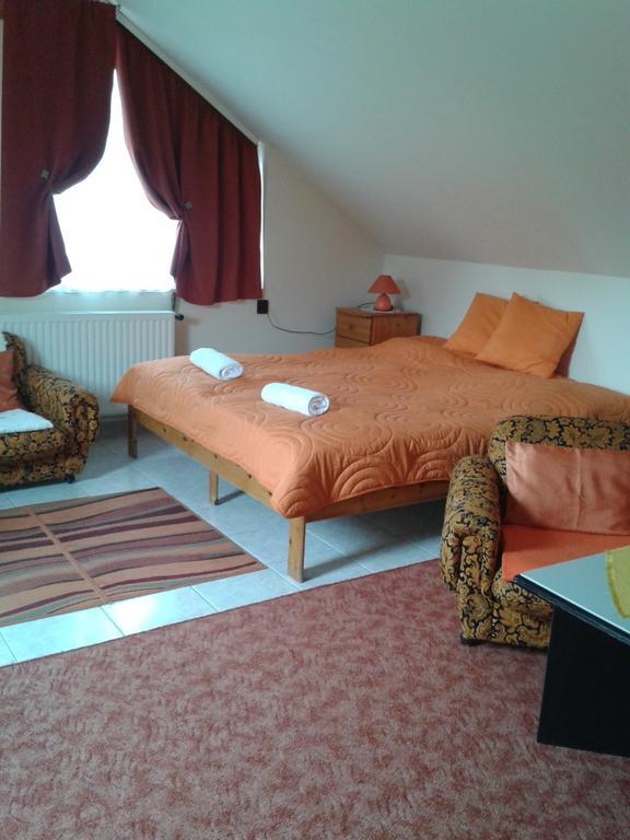 렌티 Bundics Vendeghazak B&B 외부 사진